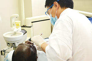 歯学部附属病院にて治療を受ける難民申請者の写真