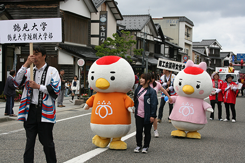 パレードする「つるみん」（左）と「つるたん」（右）